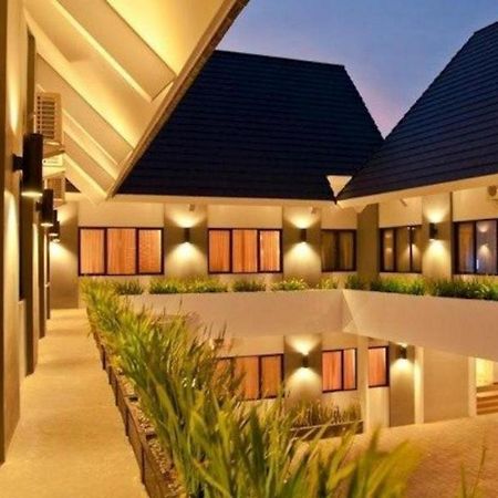 Maesa Hotel Ponorogo Extérieur photo