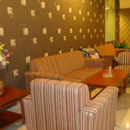 Maesa Hotel Ponorogo Extérieur photo