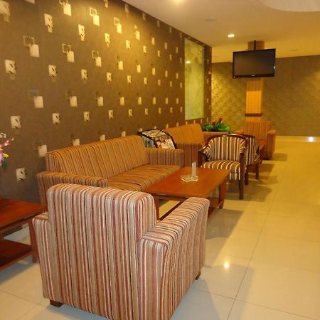 Maesa Hotel Ponorogo Extérieur photo