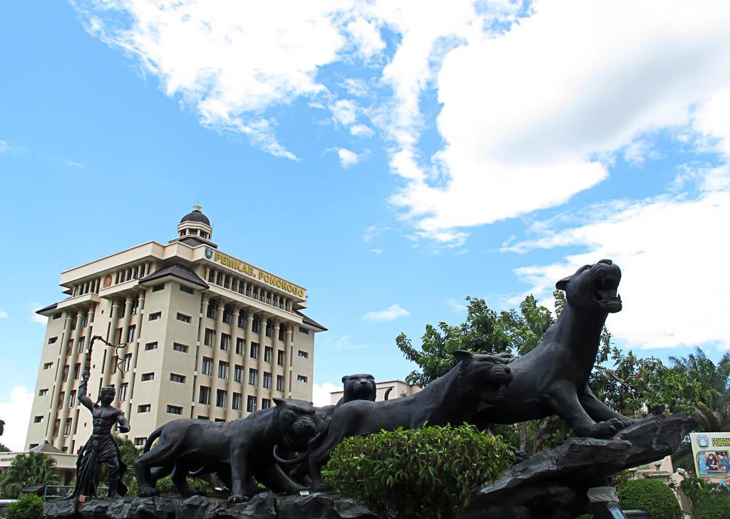 Maesa Hotel Ponorogo Extérieur photo