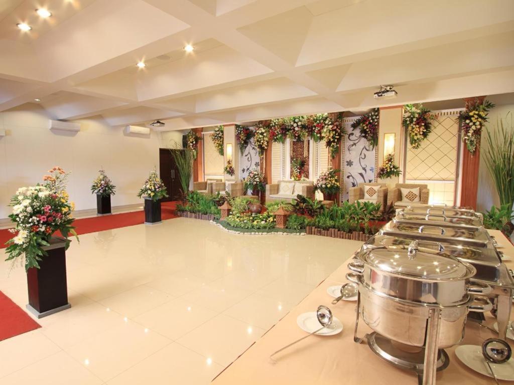 Maesa Hotel Ponorogo Extérieur photo