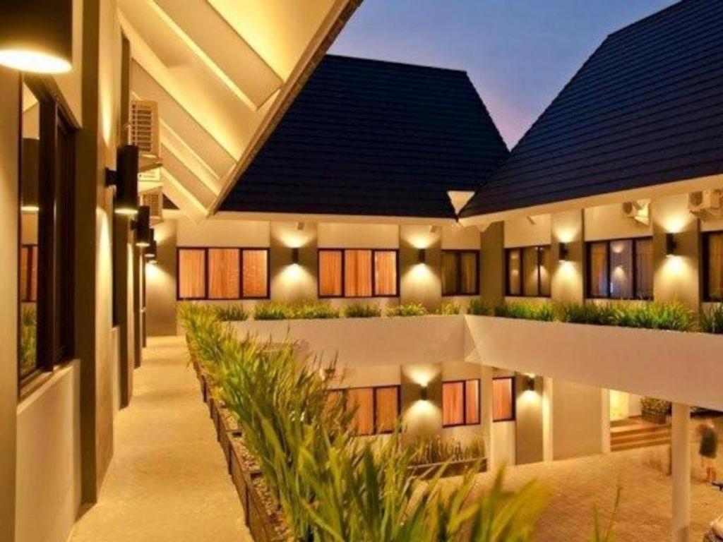 Maesa Hotel Ponorogo Extérieur photo