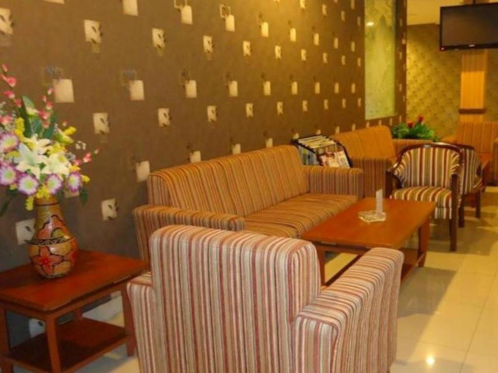 Maesa Hotel Ponorogo Extérieur photo