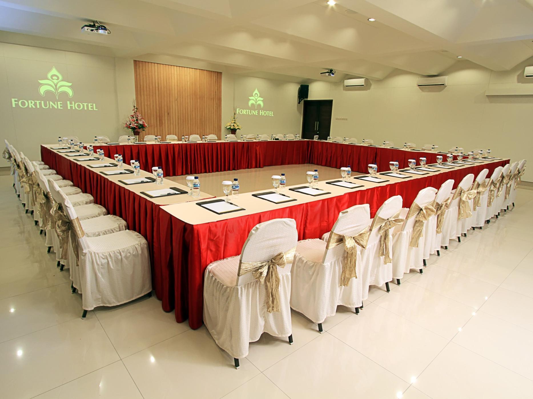 Maesa Hotel Ponorogo Extérieur photo