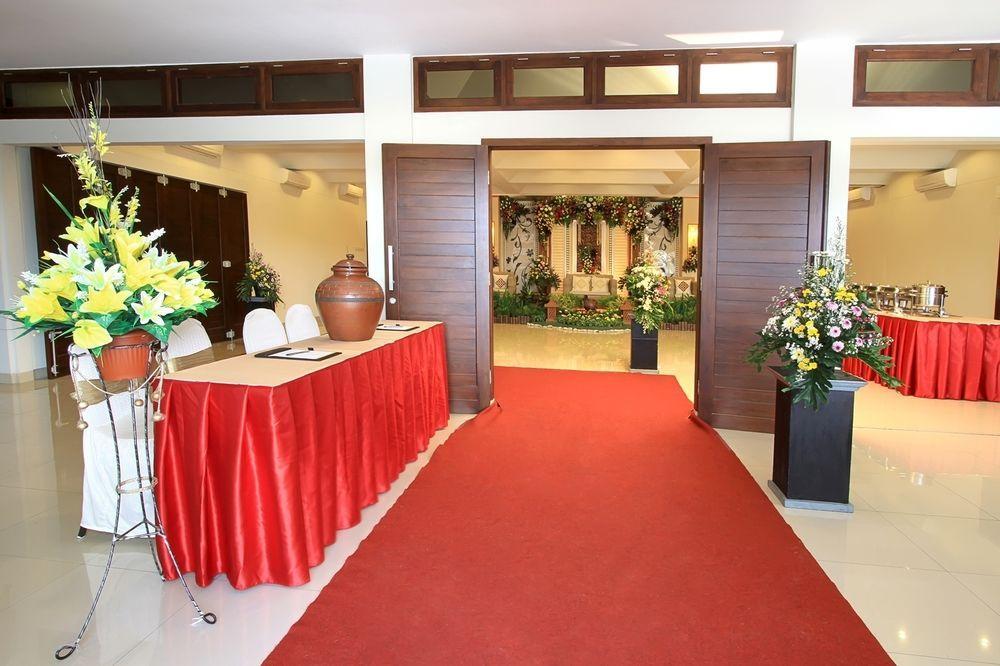Maesa Hotel Ponorogo Extérieur photo