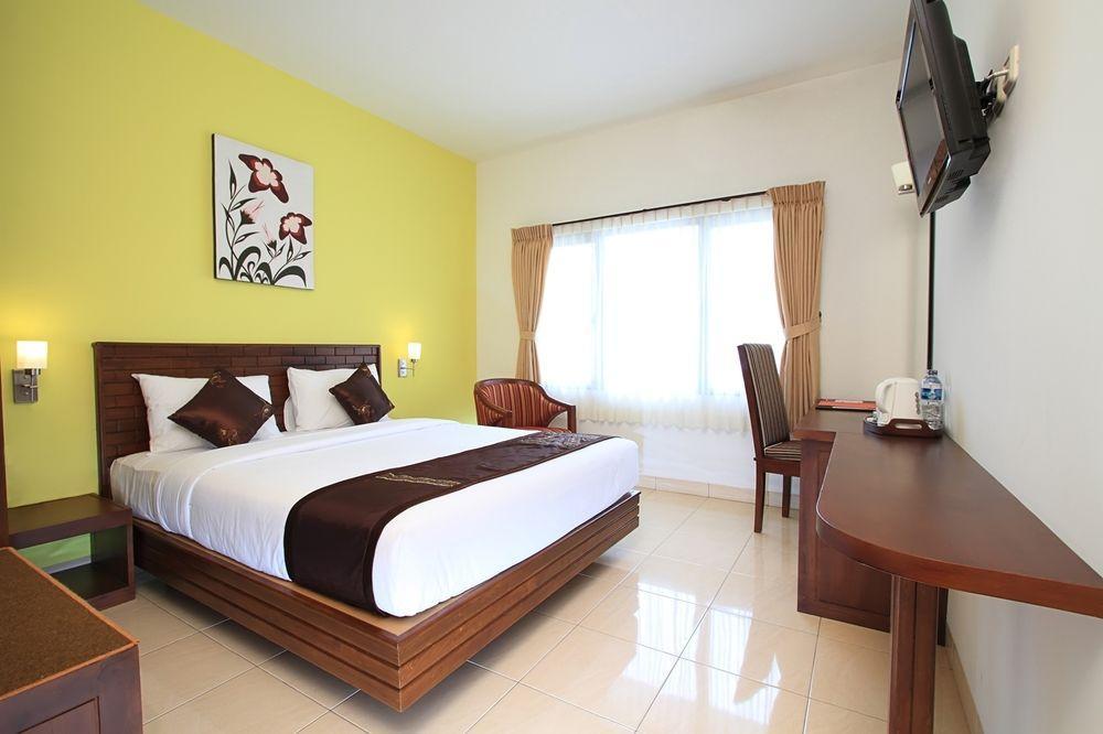 Maesa Hotel Ponorogo Extérieur photo