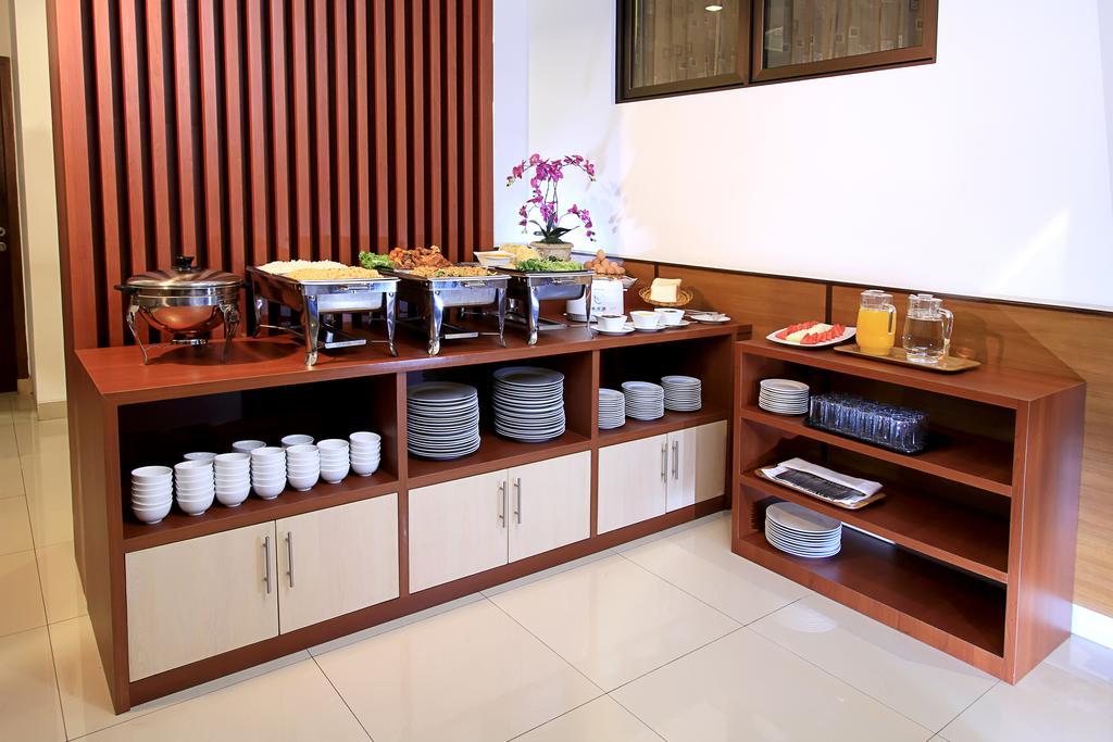 Maesa Hotel Ponorogo Extérieur photo
