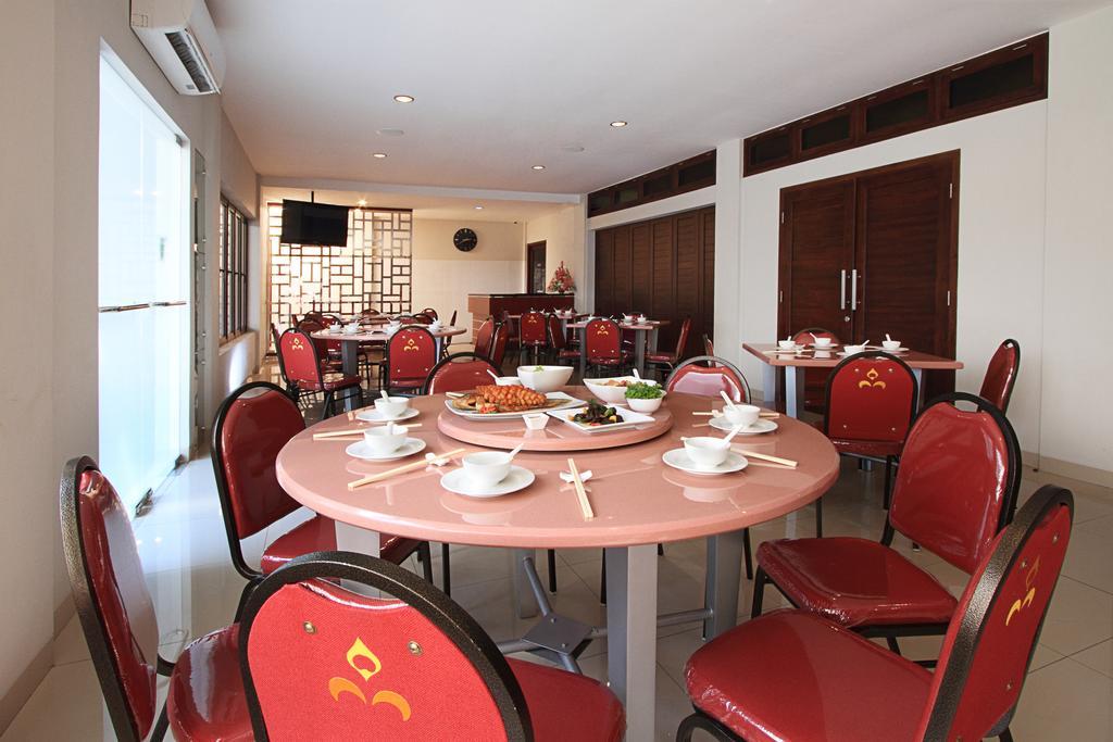 Maesa Hotel Ponorogo Extérieur photo