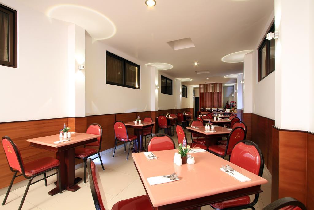 Maesa Hotel Ponorogo Extérieur photo