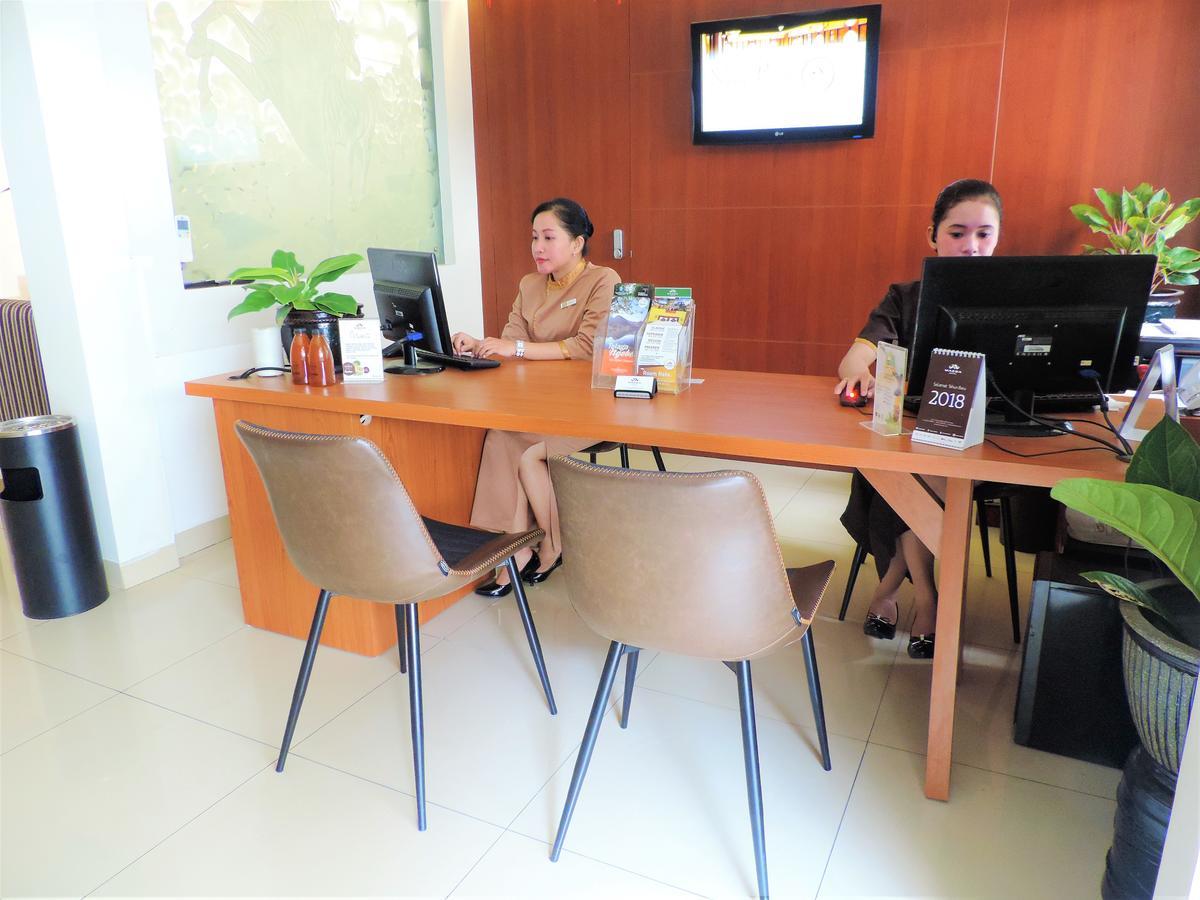 Maesa Hotel Ponorogo Extérieur photo