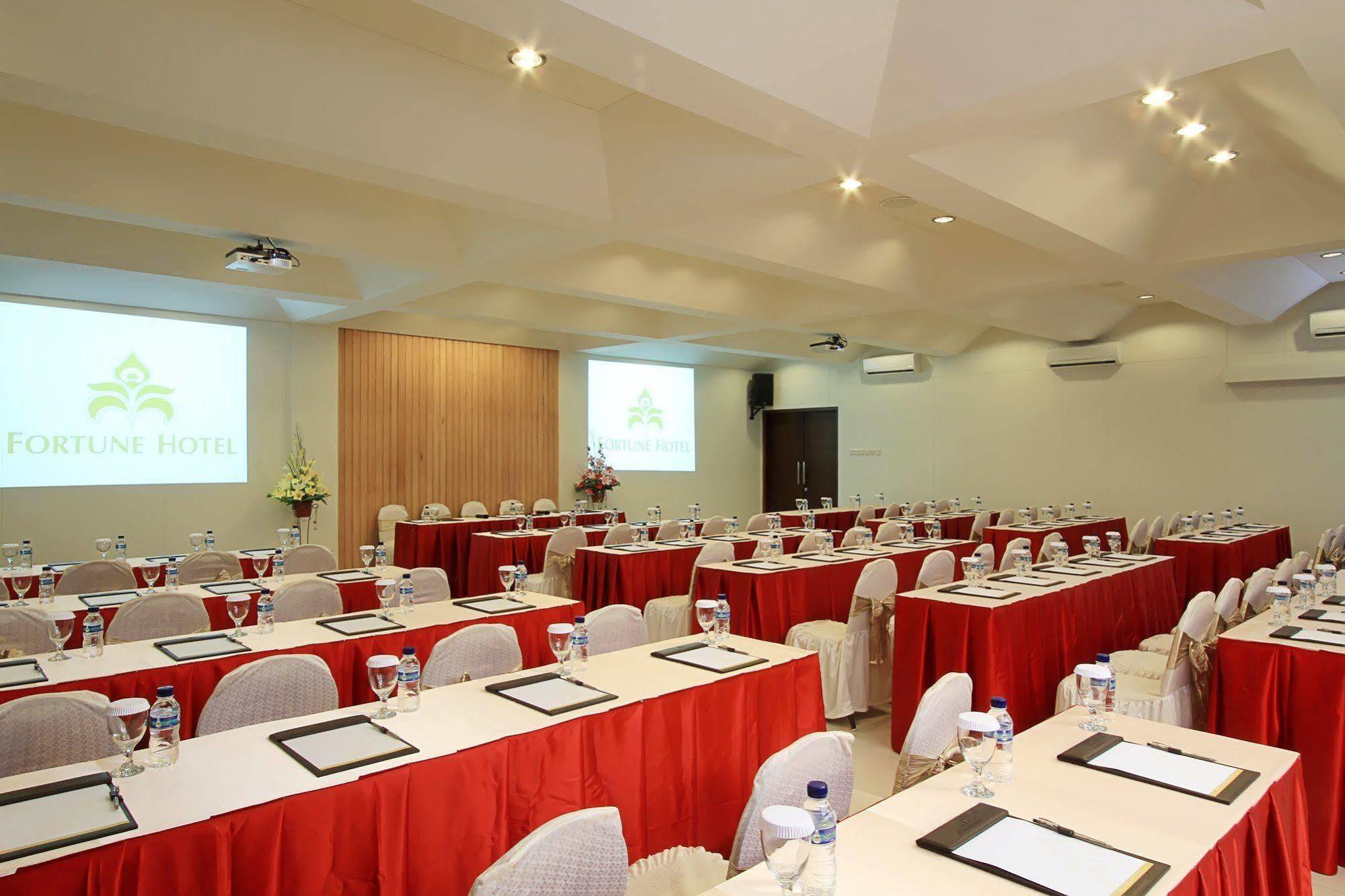 Maesa Hotel Ponorogo Extérieur photo