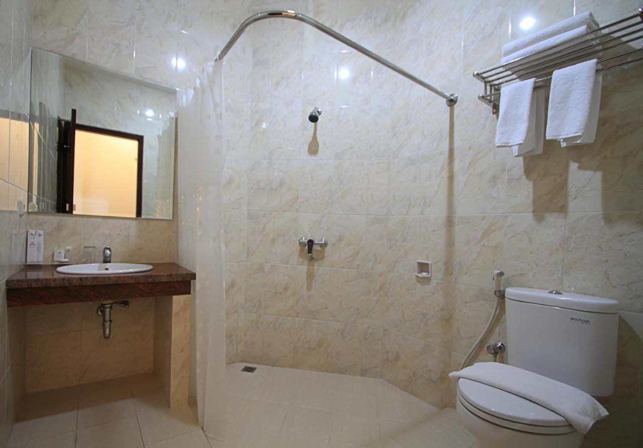 Maesa Hotel Ponorogo Extérieur photo